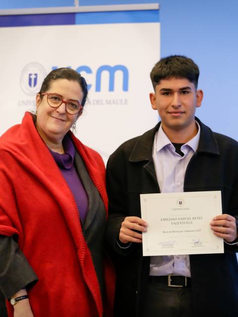 Un joven recibe un certificado de un evento destacado.