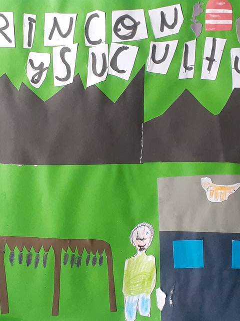 Un colorido collage que representa un rincón de cultivo con montañas y una casa.