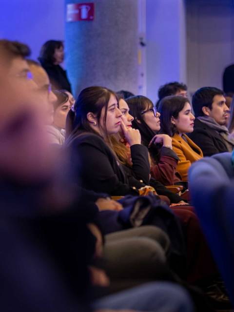 Un grupo de personas atentas en una charla o conferencia.