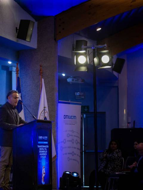 Un expositor presenta en un escenario durante un evento en Chile.