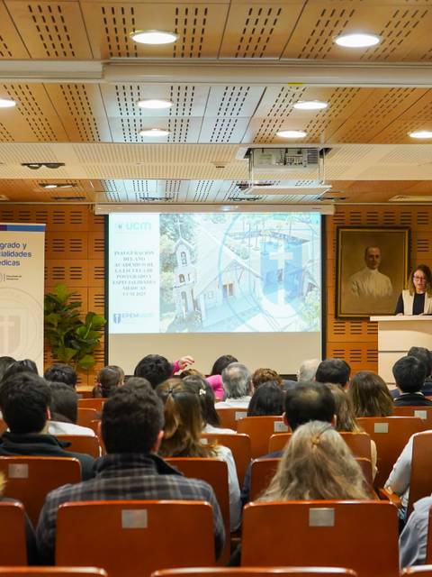 Una presentación en un auditorio lleno de personas interesadas.