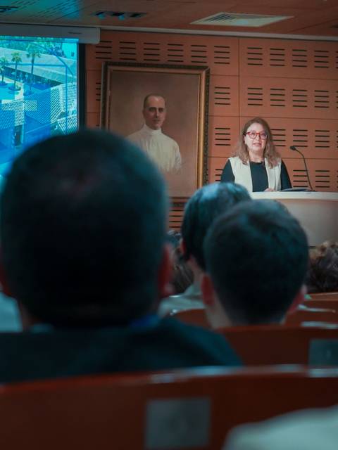 Una presentación en un seminario en la que se muestra una imagen de un edificio.