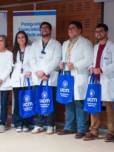 Un grupo de estudiantes se fotografía tras recibir sus bolsas en una ceremonia académica.