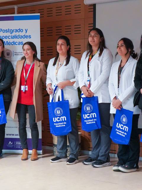 Un grupo de mujeres se presenta en un evento en el Hospital Regional de Talca.