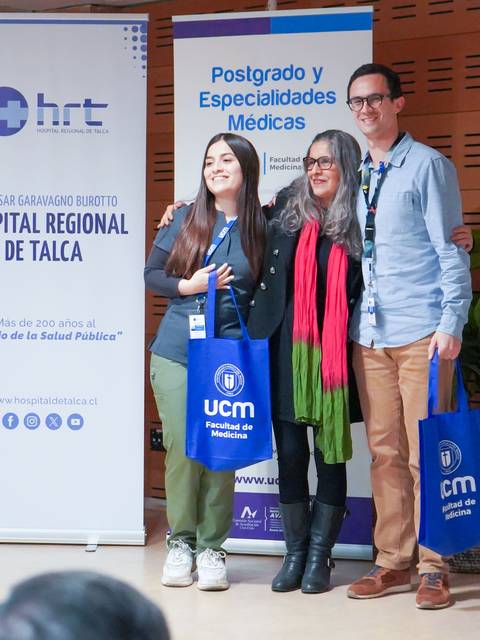 Tres personas posando en un evento en el Hospital Regional de Talca.