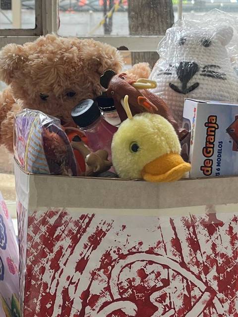 Una caja llena de juguetes y sorpresas coloridas.