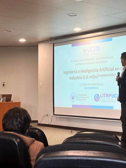 Presentación sobre inteligencia artificial en la industria en un ambiente académico.