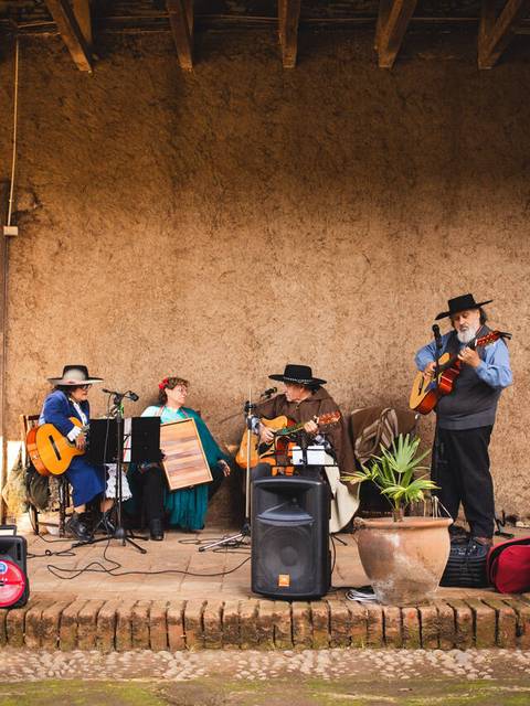 Un grupo de músicos chilenos tocando en una plaza tradicional.