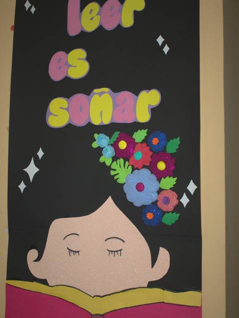 Un cartel colorido que promueve la lectura con el lema 'leer es soñar'.
