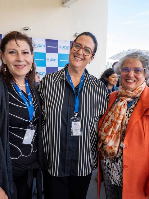 Tres mujeres sonrientes en un evento de networking.