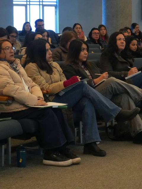 Un grupo de mujeres asistiendo atentamente a una charla o conferencia.