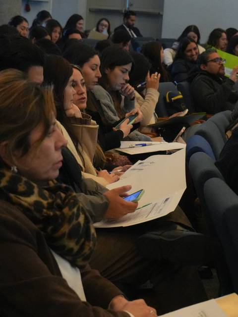 Un grupo de personas atentas en una charla o reunión.