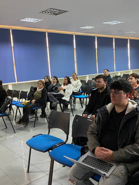 Un grupo de estudiantes atentos en una sala de clases.