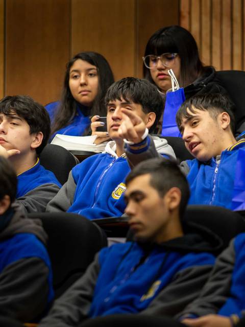 Estudiantes concentrados en una charla educativa.