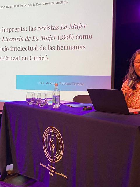 Una académica presentó un trabajo sobre revistas feministas chilenas en un evento cultural.