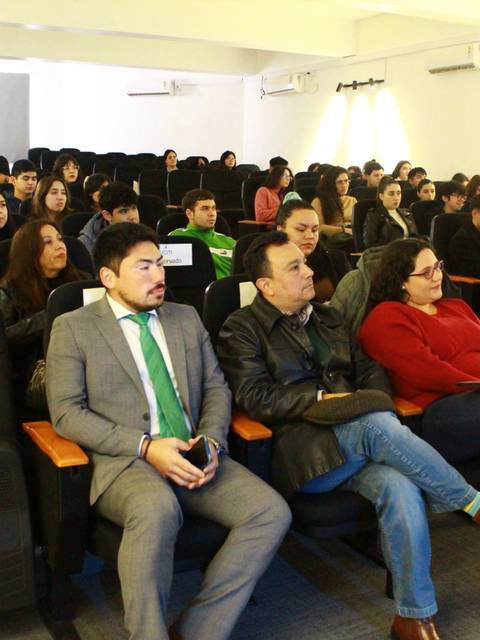 En la imagen se puede ver a un grupo de personas sentadas en un auditorio durante una charla o presentación.