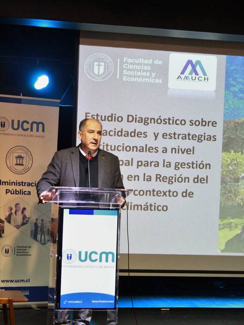 Un expositor presenta un estudio sobre capacidades y estrategias en la gestión local frente al cambio climático.