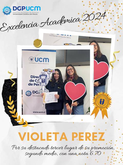 Una joven sonriente recibe un reconocimiento por su rendimiento académico en una ceremonia de excelencia.