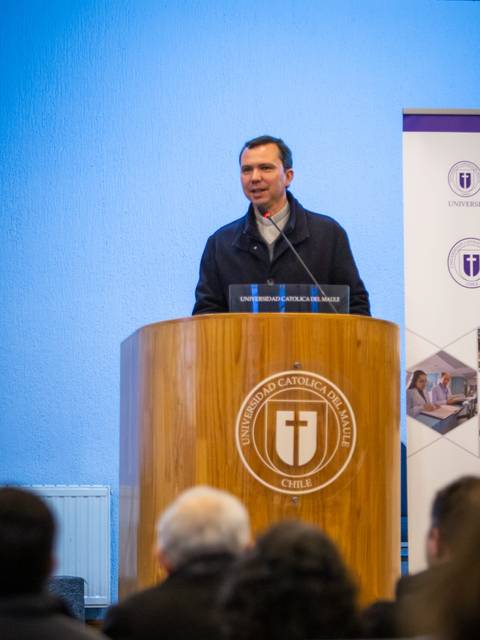 Un speaker presentó un tema relevante en la Facultad de Medicina de la UCM.