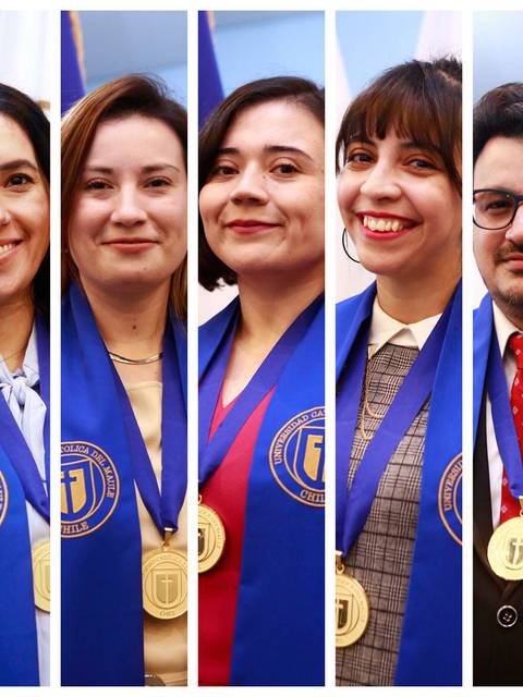 Cinco graduados orgullosos posando con sus medallas en un evento en Chile.