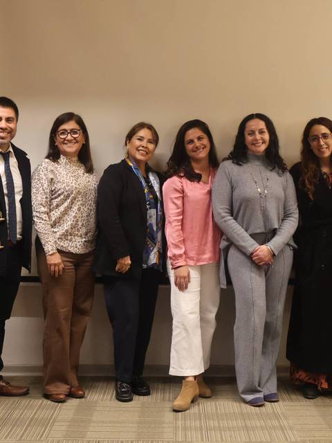 Un grupo de profesionales de la salud posando en un evento de la Facultad de Medicina de la UCM.