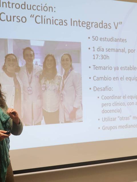 Una profesora explica el curso 'Clínicas Integradas V' a un grupo de estudiantes.