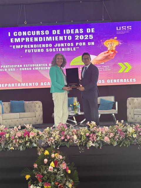 Ceremonia de premiación del concurso de ideas de emprendimiento 2025 en la USS.