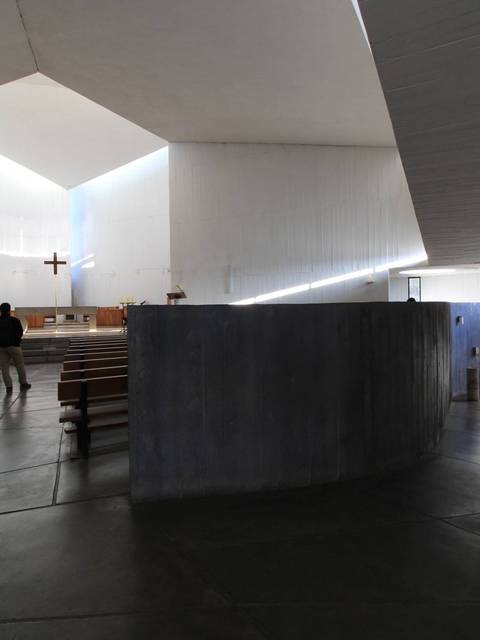 Una iglesia moderna con un diseño arquitectónico único y luz natural que entra por los techos.