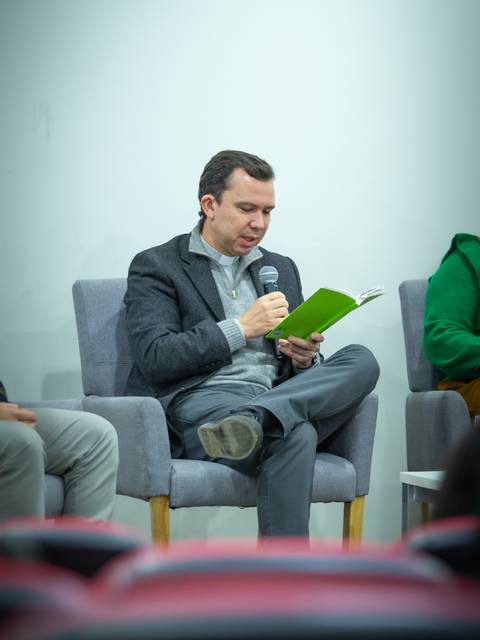 Una conversación interesante en un panel con tres expositores muy atentos.