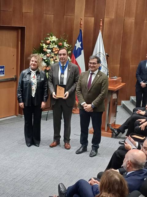 Ceremonia de entrega de la Medalla a un destacado académico chileno.