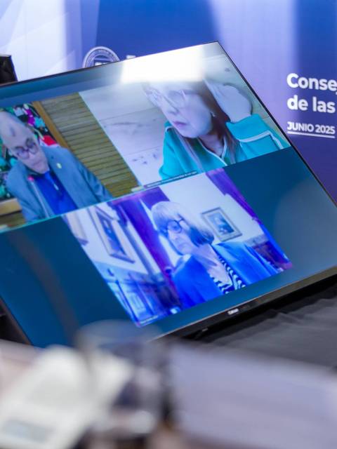 Reunión virtual de un consejo universitario en pantalla.