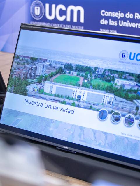 Pantallas mostrando información sobre la Universidad Católica del Maule durante un consejo.