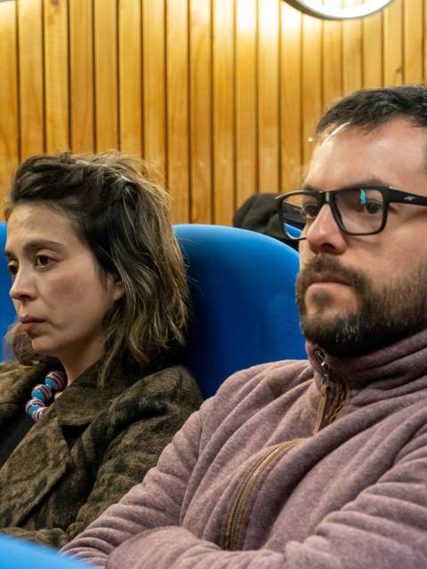 Una sesión de charla donde la gente escucha atentamente.