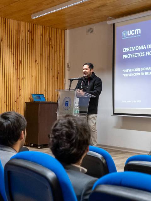 Presentación de proyectos en una ceremonia en la UCM.