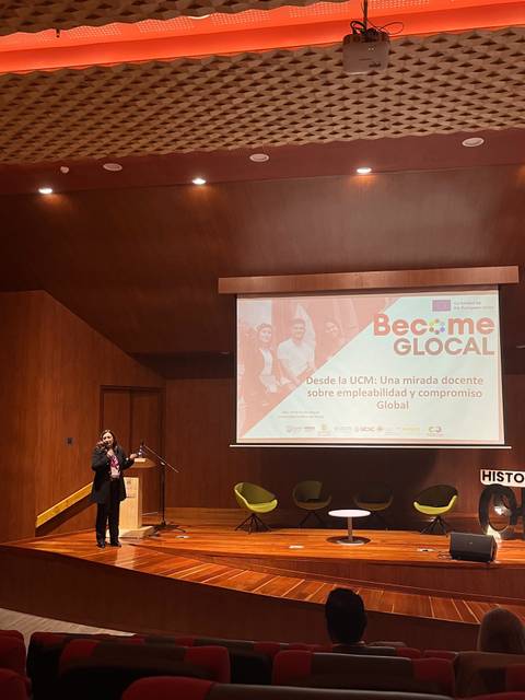 Una persona está presentando en un seminario sobre empleabilidad y compromiso global.