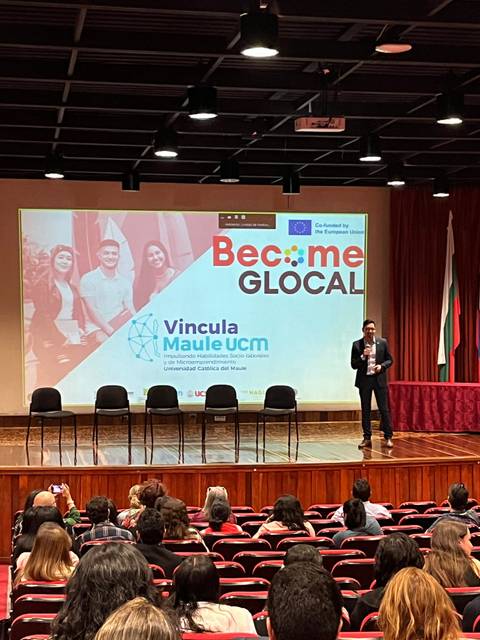 Una conferencia en la que se está presentando un proyecto llamado 'Become GLOCAL'.