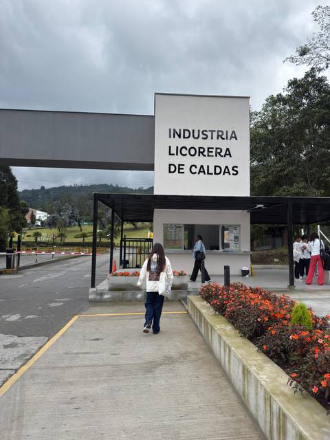 Entrada de la Industria Licorera de Caldas en un día nublado.