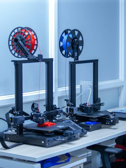 Dos impresoras 3D en un escritorio listos para trabajar.