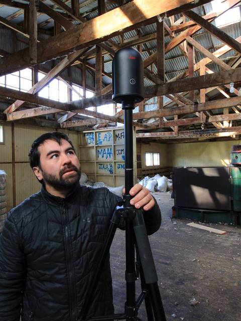 Un cabro está probando un equipo en un galpón antiguo.