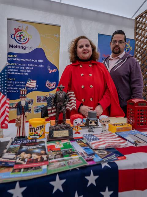 En una feria, una pareja muestra productos y artesanías de inspiración estadounidense.