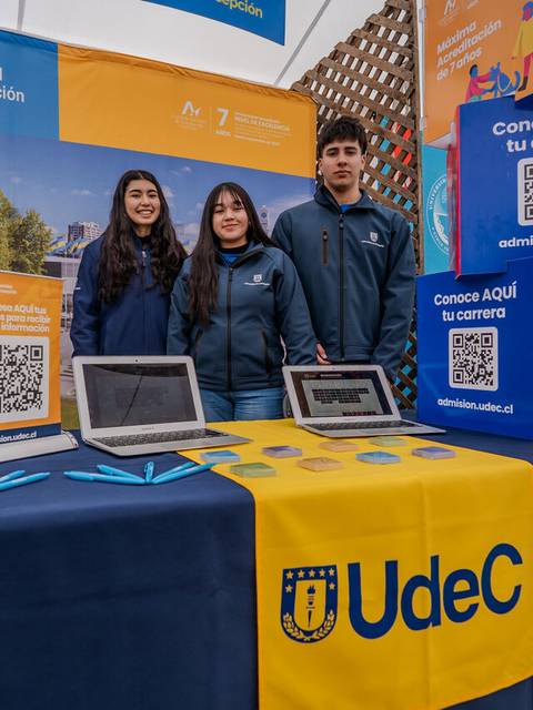Stand de la Universidad de Concepción con estudiantes informando sobre carreras.