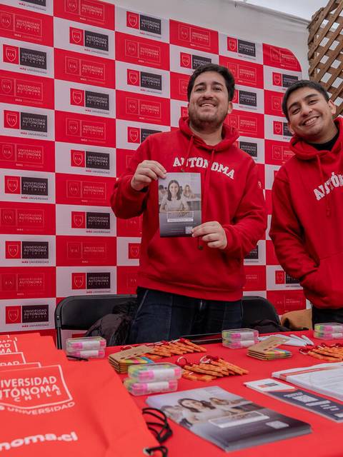 Chicos promocionando la Universidad Autónoma en un evento.