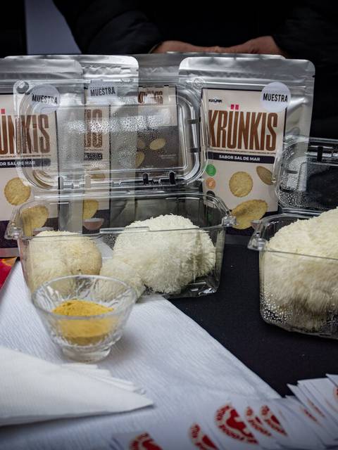 Una variedad de productos envasados junto a unos bolones de arroz.