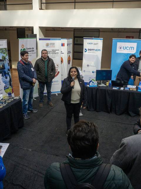 Un evento de networking con stands de diversas instituciones y personas interesadas en la tecnología.