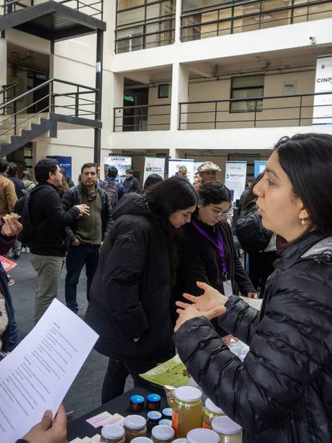 Un grupo de personas conversando y compartiendo información en un evento.