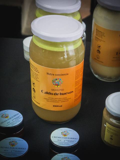 Un frasco grande de caldo de huesos en un mercado chileno.