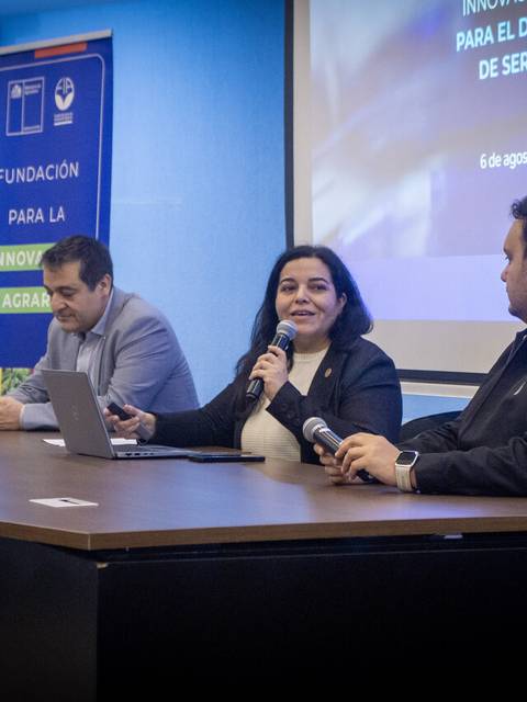En una charla en Tika, Chile, un panel discute innovaciones en servicios ecosistémicos.
