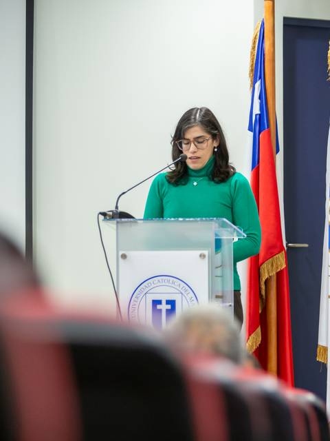 Una mujer joven presenta en un evento formal en Chile.