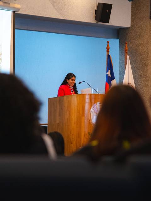 Una exposición en un auditorio donde se da la bienvenida a nuevos docentes.
