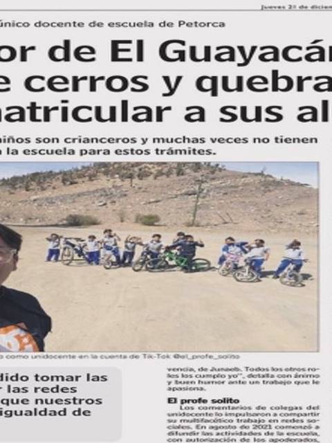 Un profesor de El Guayacán recorre los cerros para ayudar a sus alumnos a matricularse.